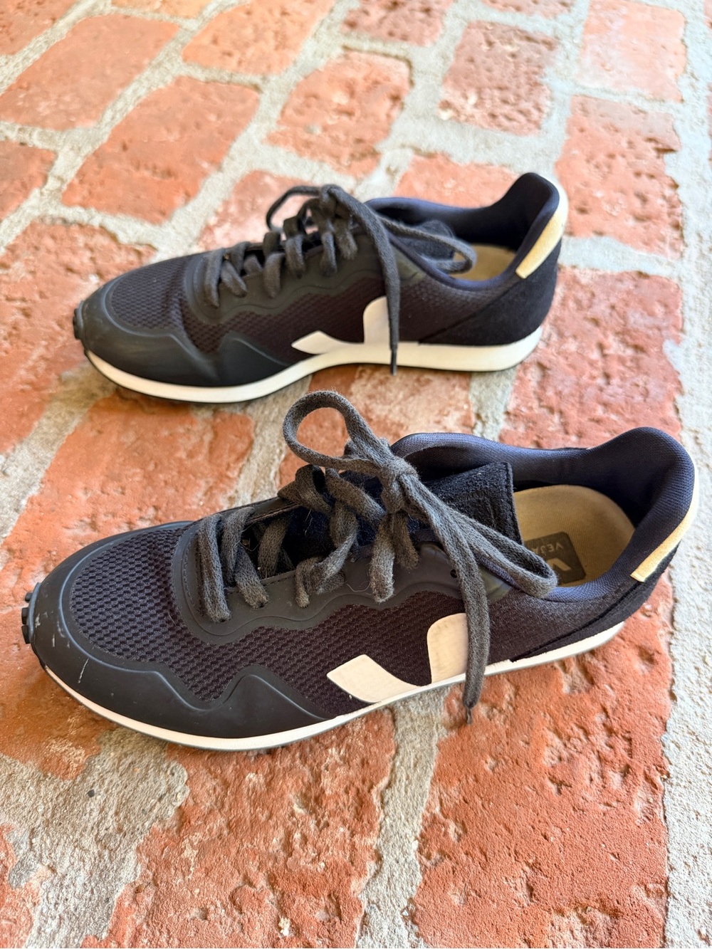 Veja SDU B-Mesh Black White Lace Up Sneakers women us9